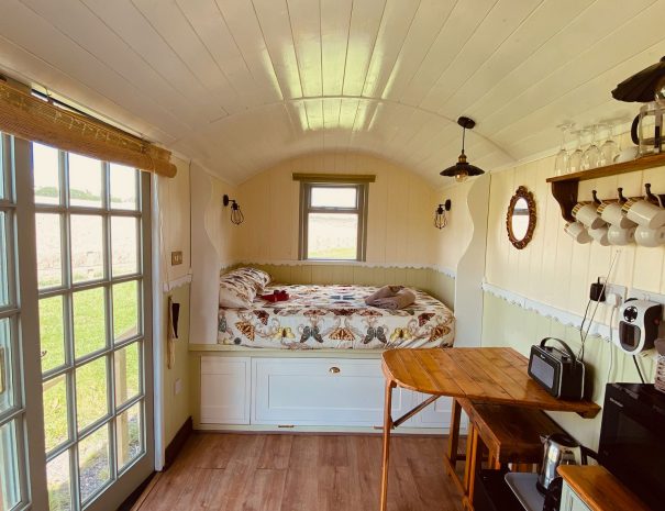 shepherds-huts-dorset-bed1